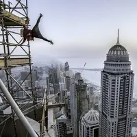 حرکات دلهره‌آور یک پارکورکار در بالای برج چند صد متری!
