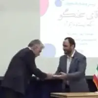 حاشیه‌های نشست سخنگوی دولت با دانشجویان؛ استاد دانشگاهی که کتاب اقتصاد به بهادری جهرمی هدیه داد
