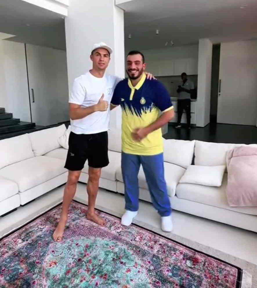 فرش اهدایی باشگاه پرسپولیس در خانه‌ کریستیانو رونالدو در ریاض