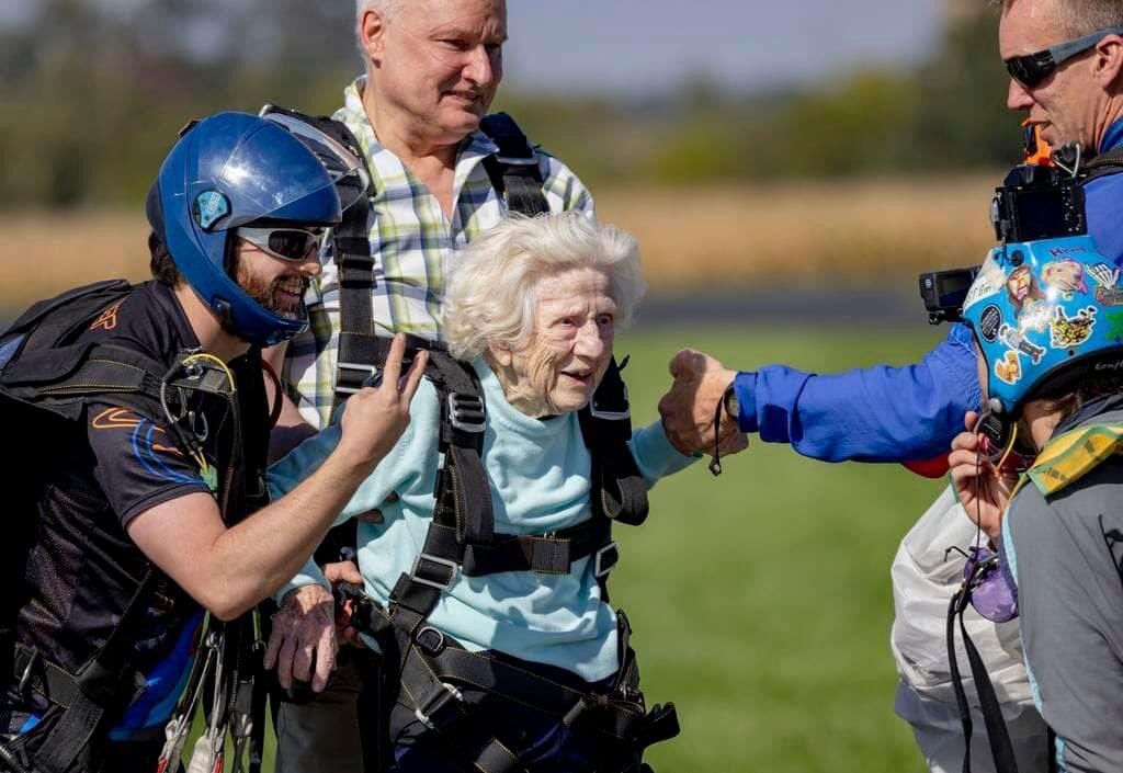 پیرزن 104 ساله رکورد مسن‌ترین چترباز جهان را شکست!