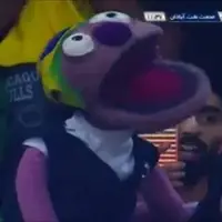 جناب خان روی سکوهای نقش جهان