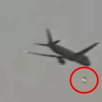 جنجال بشقاب‌ پرنده‌ای که کنار هواپیمای مسافربری دیده شد 
