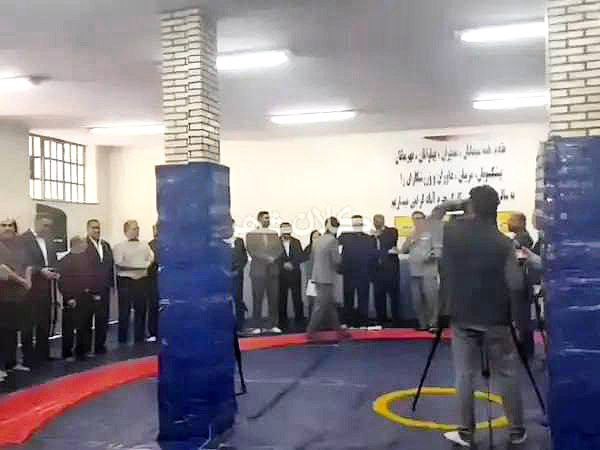 اتفاق عجیب در لرستان؛ افتتاح سالن کشتی با ۲ ستون در وسط تشک!
