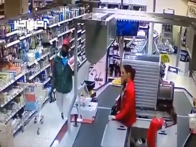 حمله دختر جوان به دو سارق فروشگاه مقابل دوربین‌های مدار بسته