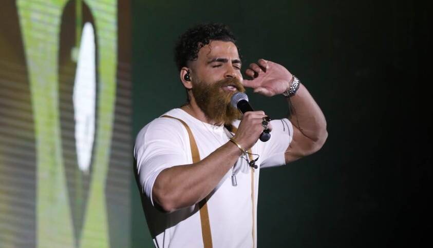 خودزنی آقای خواننده روی صحنه به خاطر اشتباهش حین اجرا !