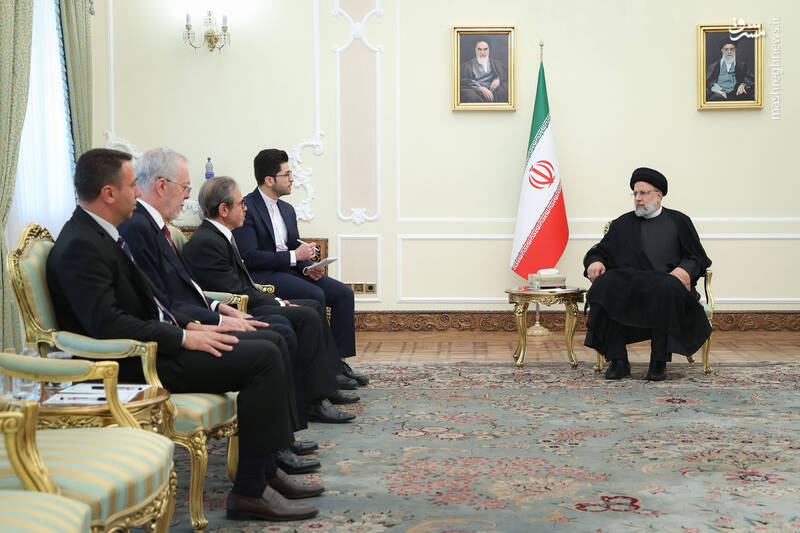 عکس/ تقدیم استوارنامه سفرای جدید به رئیسی