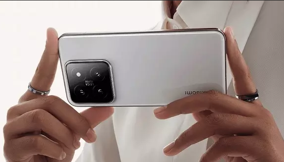 مدیرعامل شیائومی، قیمت شیائومی ۱۴ را توی سر آیفون زد