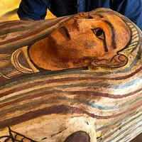 لحظه شگفت‌انگیز بازکردن یک تابوت باستانی در مصر
