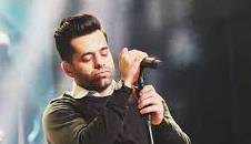 بخشی از اجرای احساسی و زیبای رضا بهرام در کنسرت