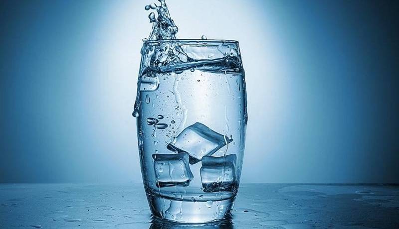 روزانه چند لیوان آب باید بنوشیم؟