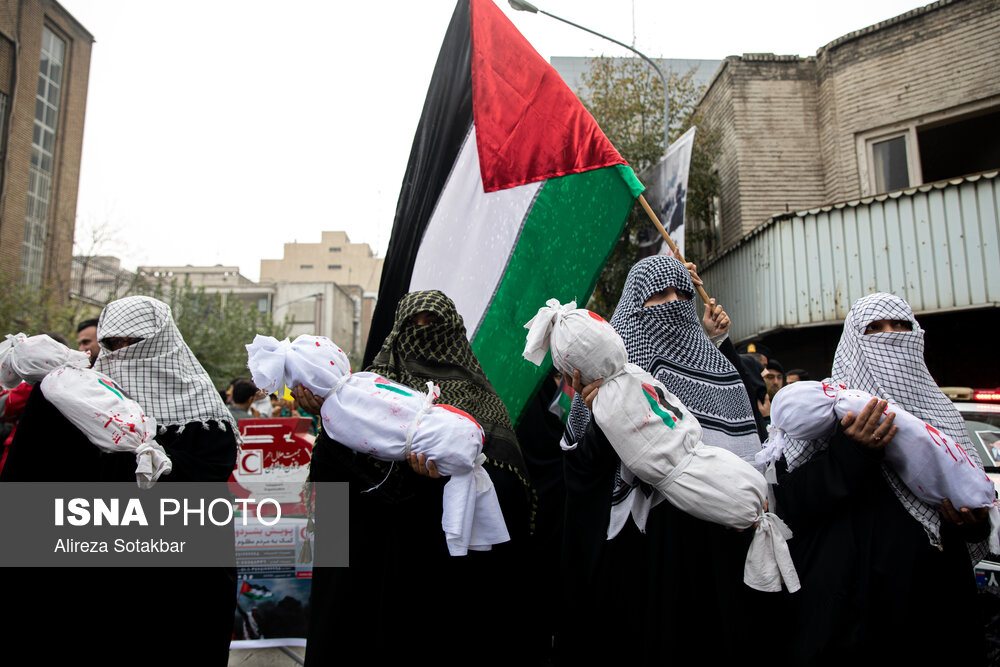 عکس/ همدردی بانوان ایرانی با مادران فلسطینی در راهپیمایی 13 آبان