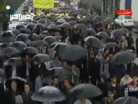 راهپیمایی دانش‌آموزان رشتی در زیر باران