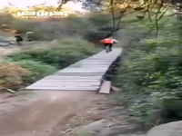 سقوط دوچرخه سوار به ناکجا!