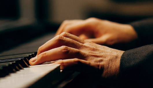 اجرای دلنشین «سکرت گاردن» با پیانو
