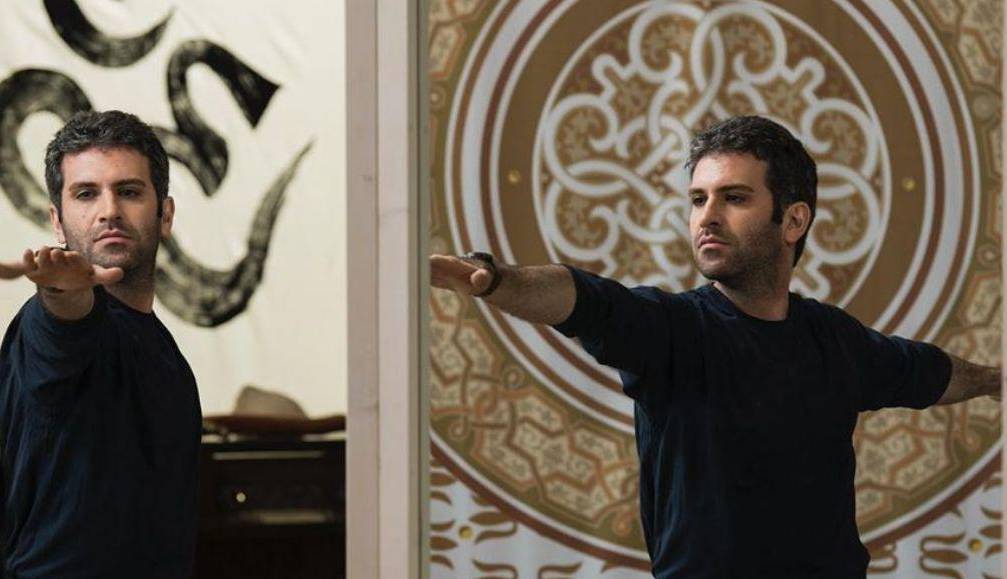 هوتن شکیبا در حال هنرنمایی با یک ساز عجیب!