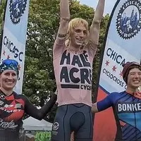 دو مرد! بر سکوی قهرمانی دوچرخه سواری زنان
