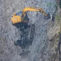 ویدئویی هیجان انگیز از عملکرد بیل مکانیکی روی صخره