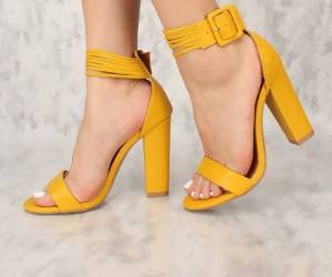 روش های ست کردن کفش پاشنه بلند رنگی با لباس 