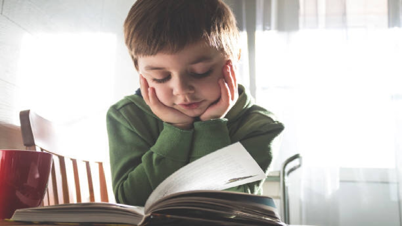 چطور فرزندمان را به کتاب خواندن ترغیب کنیم؟