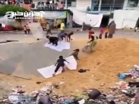 حفره ایجاد شده با انفجار موشک‌ها محل سرسره بازی کودکان فلسطینی