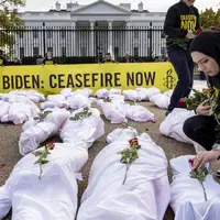 ده‌ها جسد کفن‌پوش به‌یاد قربانیان غزه در مقابل کاخ سفید