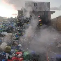 عکس/ آتش‌سوزی در انبار بزرگ پلاستیک همدان