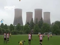 تخریب برج های خنک کننده‌ یک نیروگاه در پس‌زمینه‌ مسابقه فوتبال!