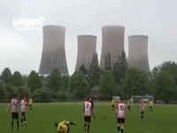تخریبِ برجهای خنک کننده‌ی یک نیروگاه در پس‌زمینه‌ی مسابقه فوتبال!!!