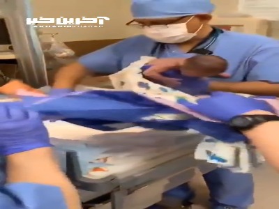 رفتار عجیب با یک نوزاد