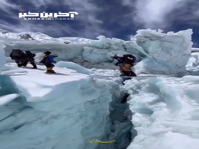 قدم زدن روی نردبان بر فراز آبشارهای یخ زده قله اورست