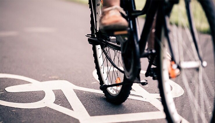 برخوردهای شدید دوچرخه‌سواران به یک مانع خیابانی