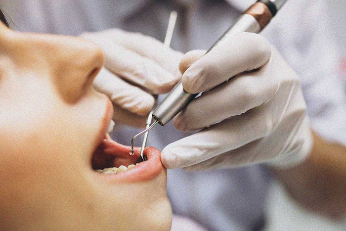 دندان‌پزشکم عاشقم شده و مراحل درمان را الکی طولانی می‌کند!