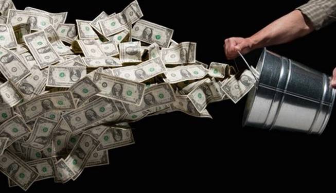 فایننشال تایمز ادعا کرد سرمایهگذاران استفاده از دلار را کاهش می دهند