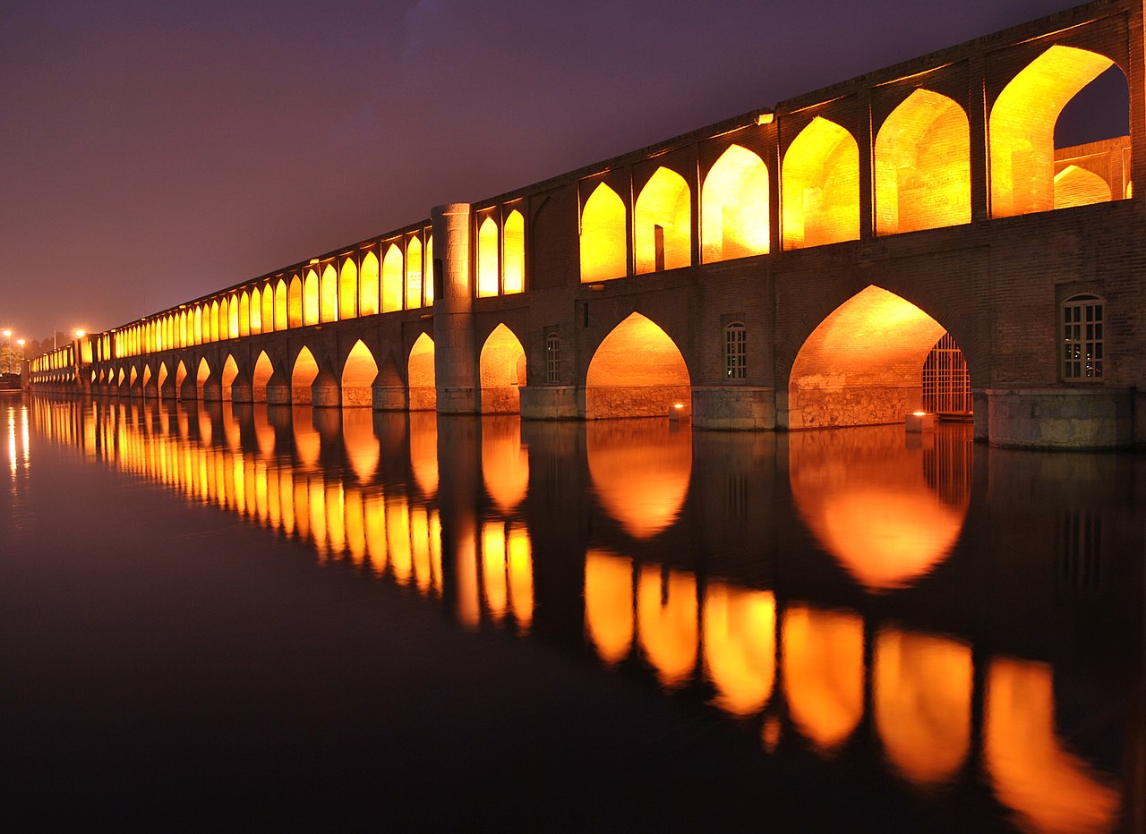 قابی زیبا از مکان های دیدنی در اصفهان