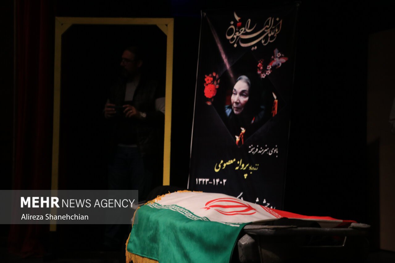 عکس/ مراسم بدرقه پیکر زنده یاد «پروانه معصومی» در رشت