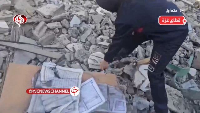 تلاش کودکان فلسطینی برای جمع‌آوری بقایای قرآن در مسجد تخریب شده!