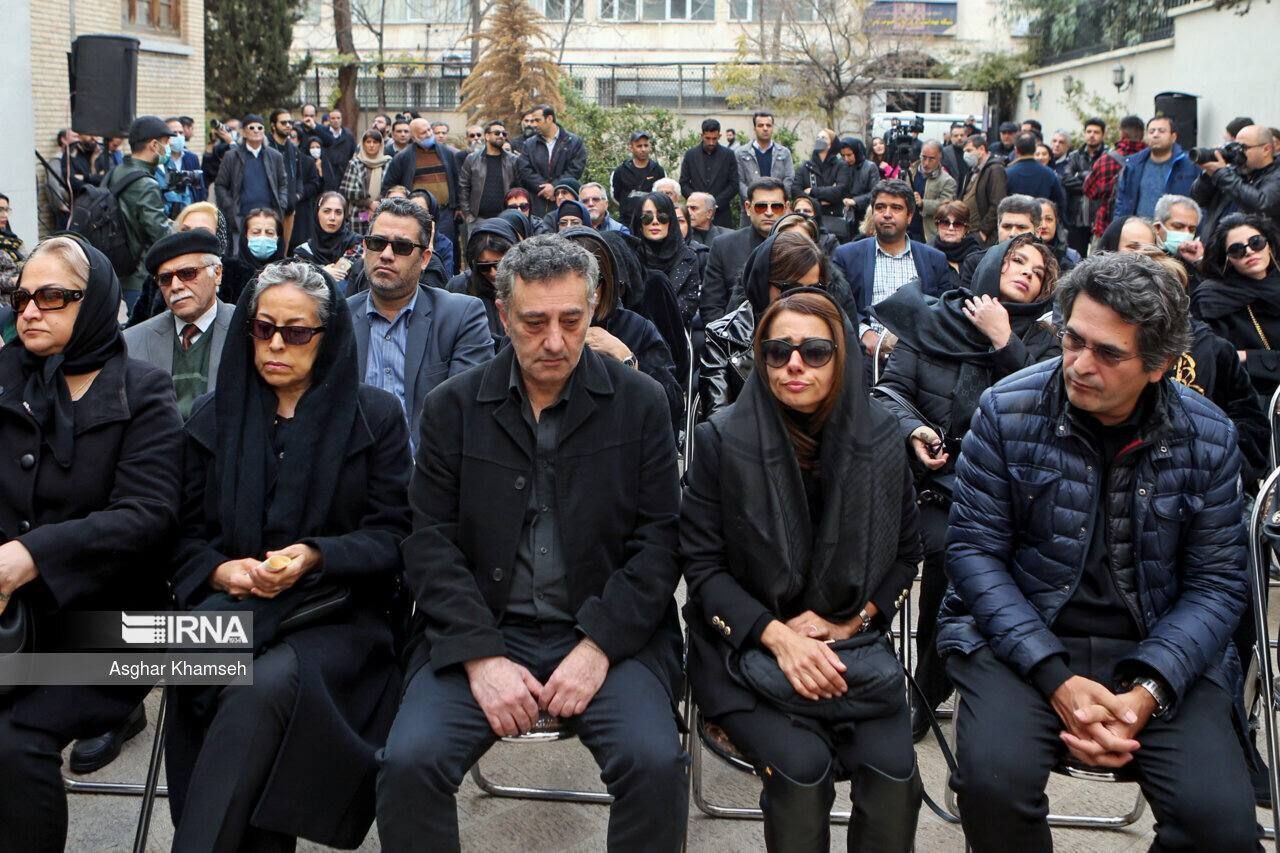 عکس/ بی قراری های دختر «بیتا فرهی» هنگام تشییع