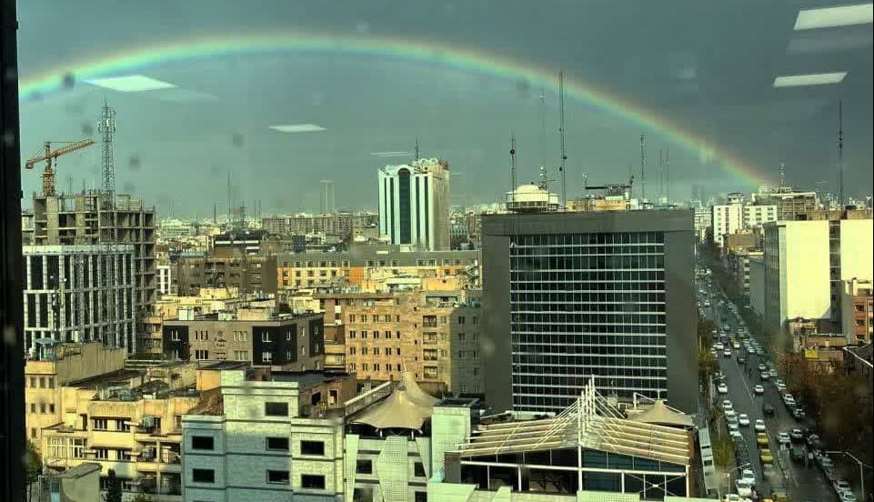 عکس/ رنگین‌کمانی زیبا در آسمان تهران