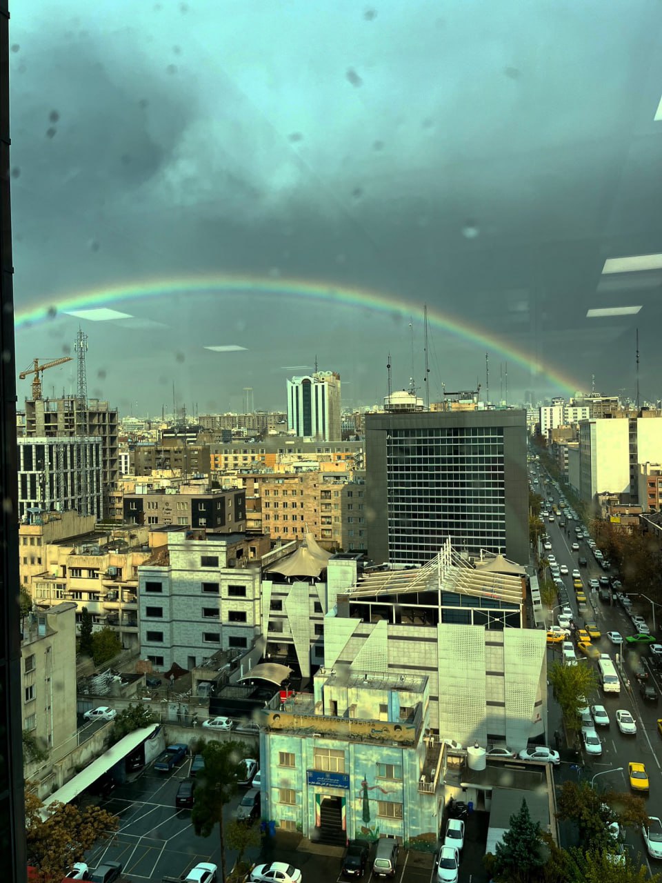 نقش بستن رنگین کمان در تهران
