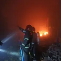 آتش‌سوزی انبار ضایعات در اصفهان مهار شد