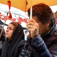 صحبت های دختر بیتا فرهی در مراسم تشییع مادرش؛ مادرم عاشق خاک ایران بود