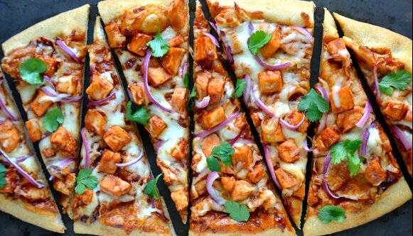 طرز تهیه پیتزای مرغ با سس باربکیو