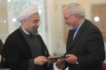 سایت حسن روحانی مدعی شد: ۲ نامه اوباما به رهبری و نقش ظریف در پاسخ به نامه اول