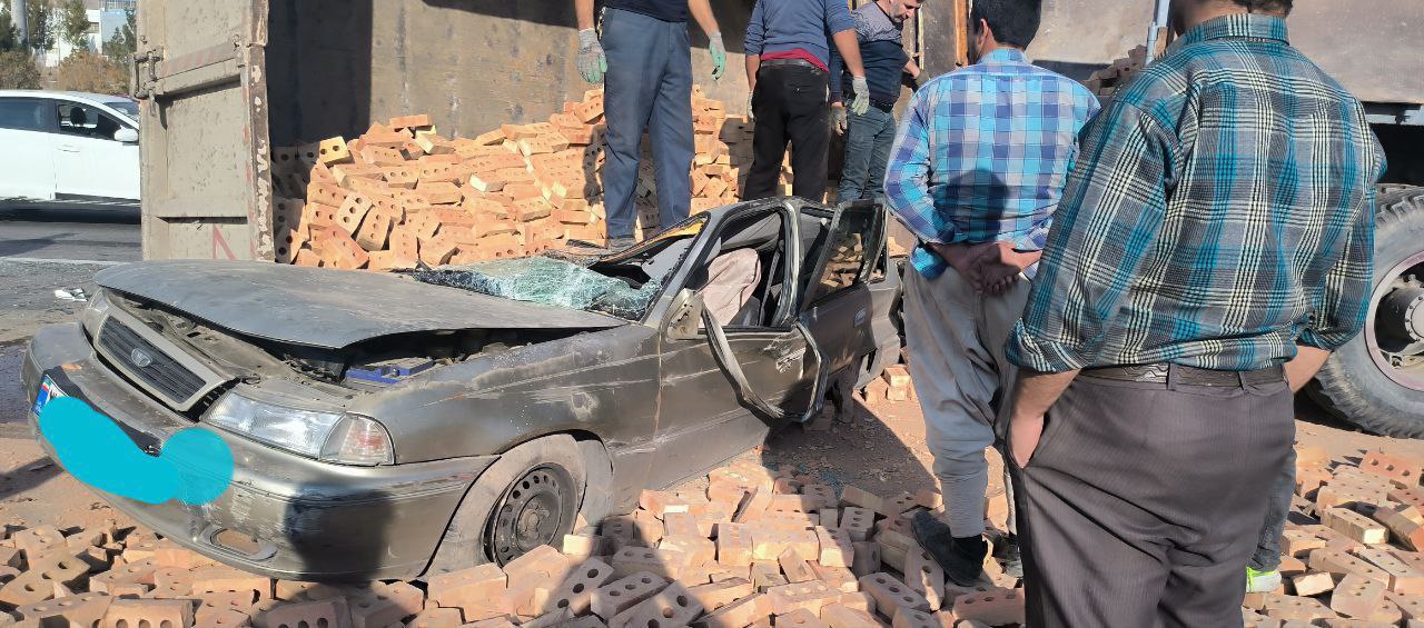 واژگونی کامیون رنو بر روی سواری دوو در محور صوفیان تبریز 