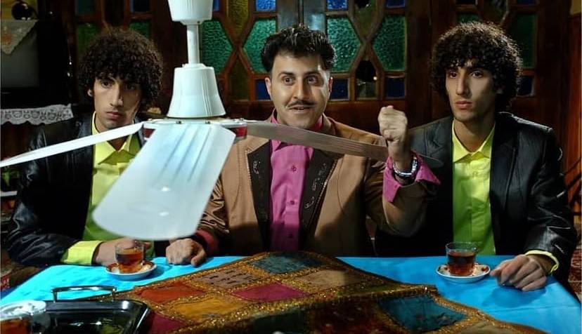 مثل لک لک لنگ دراز دارن منو نگاه میکنن