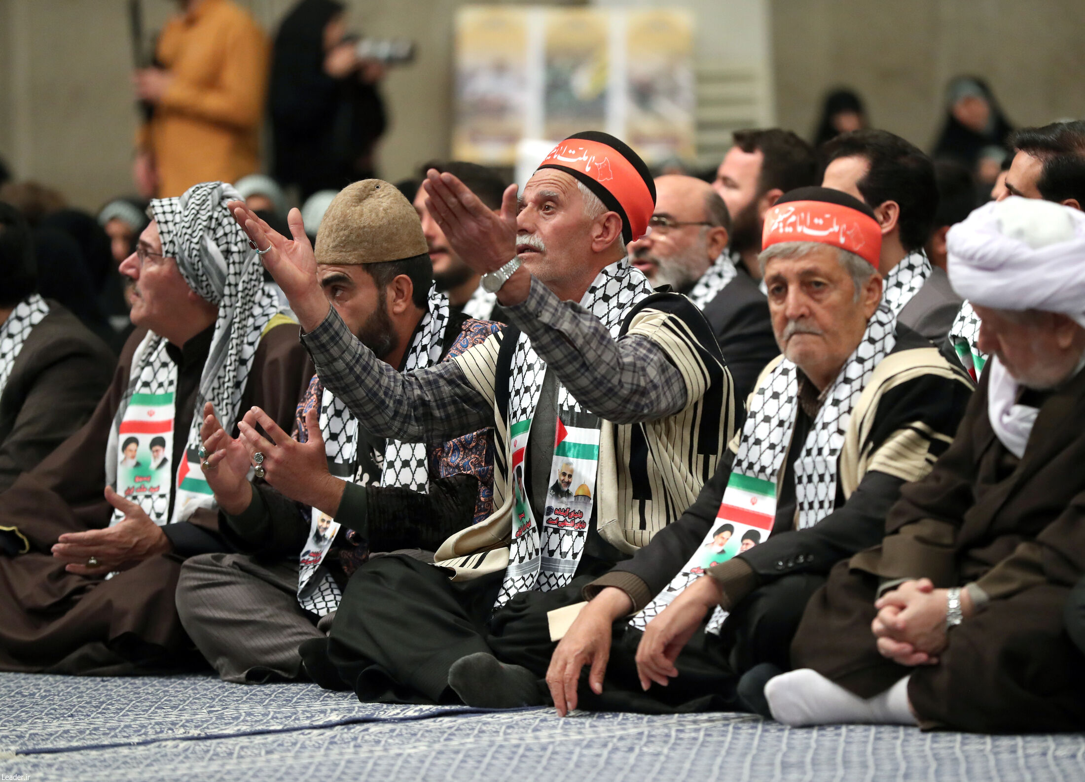 عکس/ پوشش سنتی بسیجیان در دیدار با رهبر انقلاب 