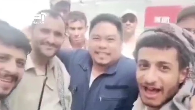 فریاد «مرگ بر آمریکا» توسط نیروهای یمنی در کنار خدمه کشتی توقیف شده صهیونیست‌ها