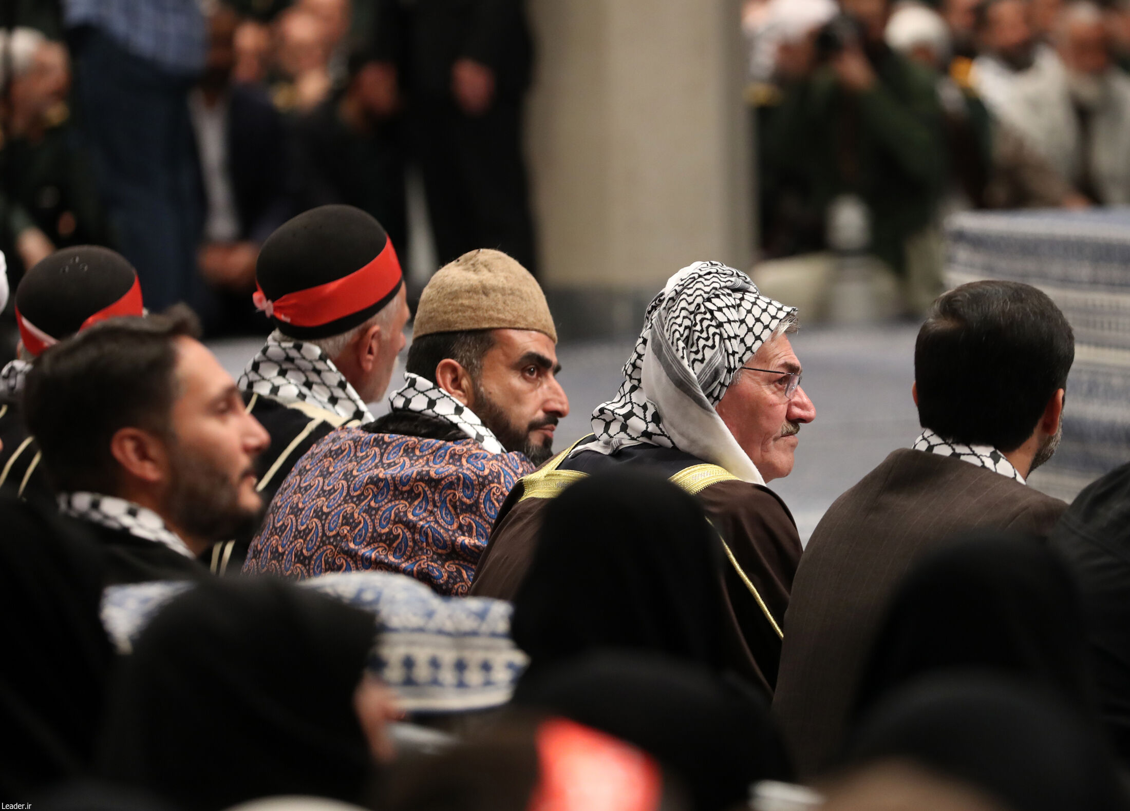 عکس/ پوشش سنتی بسیجیان در دیدار با رهبر انقلاب 