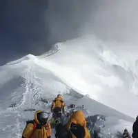  لحظاتی وحشتناک از سقوط کوهنوردان از اورست در مسیر صعود به قله