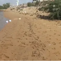 خاک‌بازی کودکان در کنار دریای چابهار